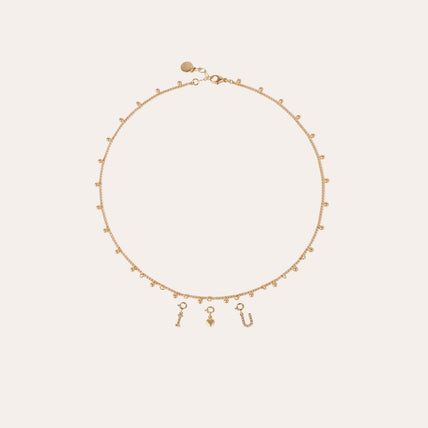 Colgante con charms en forma de corazón con cascabel dorado
