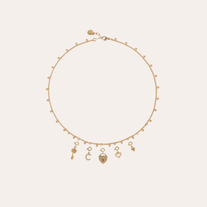 Colgante con charms en forma de corazón con cascabel dorado