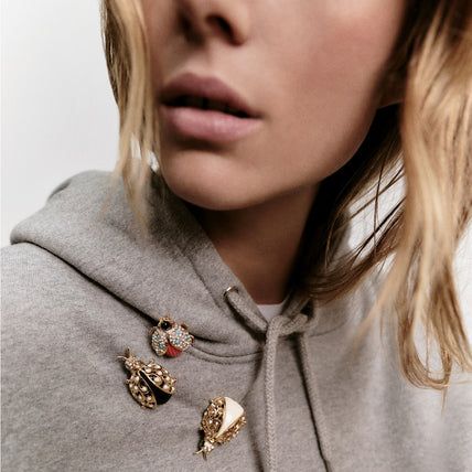 Broche de mariquita dorada