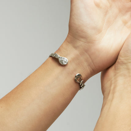Pulsera Liane, tipo brazalete ancho plateado