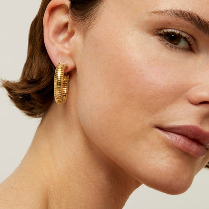 Boucles d'oreilles créoles Antigone cabochons petit modèle dorées - Nacre blanche