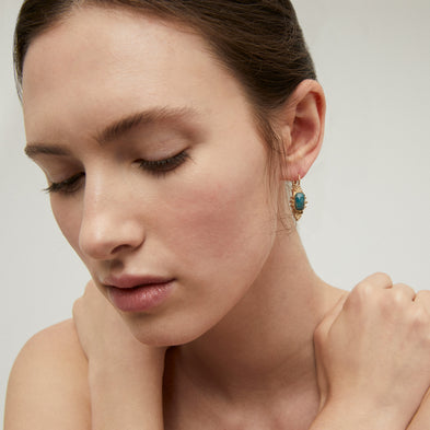 Boucles d'oreilles Serti Talisman petit modèle dorées - Apatite bleue