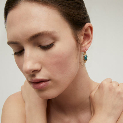 Boucles d'oreilles Serti Talisman petit modèle dorées - Apatite bleue