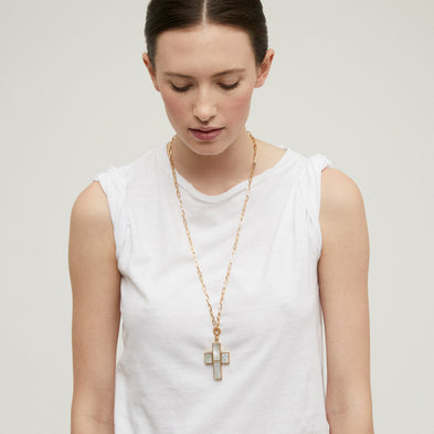 Collar largo con cruz engastada dorada - Nácar blanco