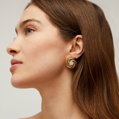 Boucles d'oreilles puce Atika dorées - Nacre blanche