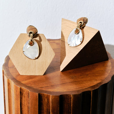 Boucles d'oreilles Silia grand modèle dorées - Bois & Nacre blanche