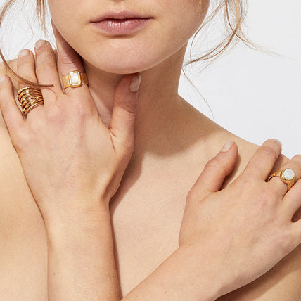 Bague Totem Ovo grand modèle dorée - Nacre blanche