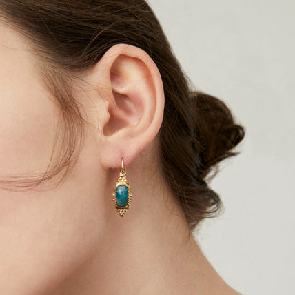 Boucles d'oreilles Serti Talisman petit modèle dorées - Apatite bleue