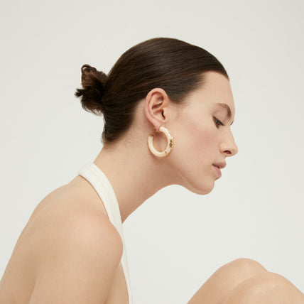 Boucles d'oreilles créoles Cobra petit modèle acétate dorées - Ivoire